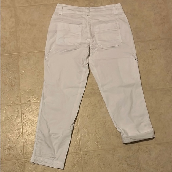 EUC DKNY White Pants They can be worn full length or buttoned up as a crop - Picture 4 of 4
